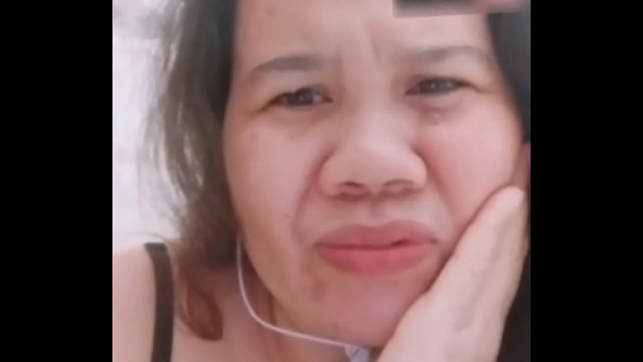 A woman shows me her boobs