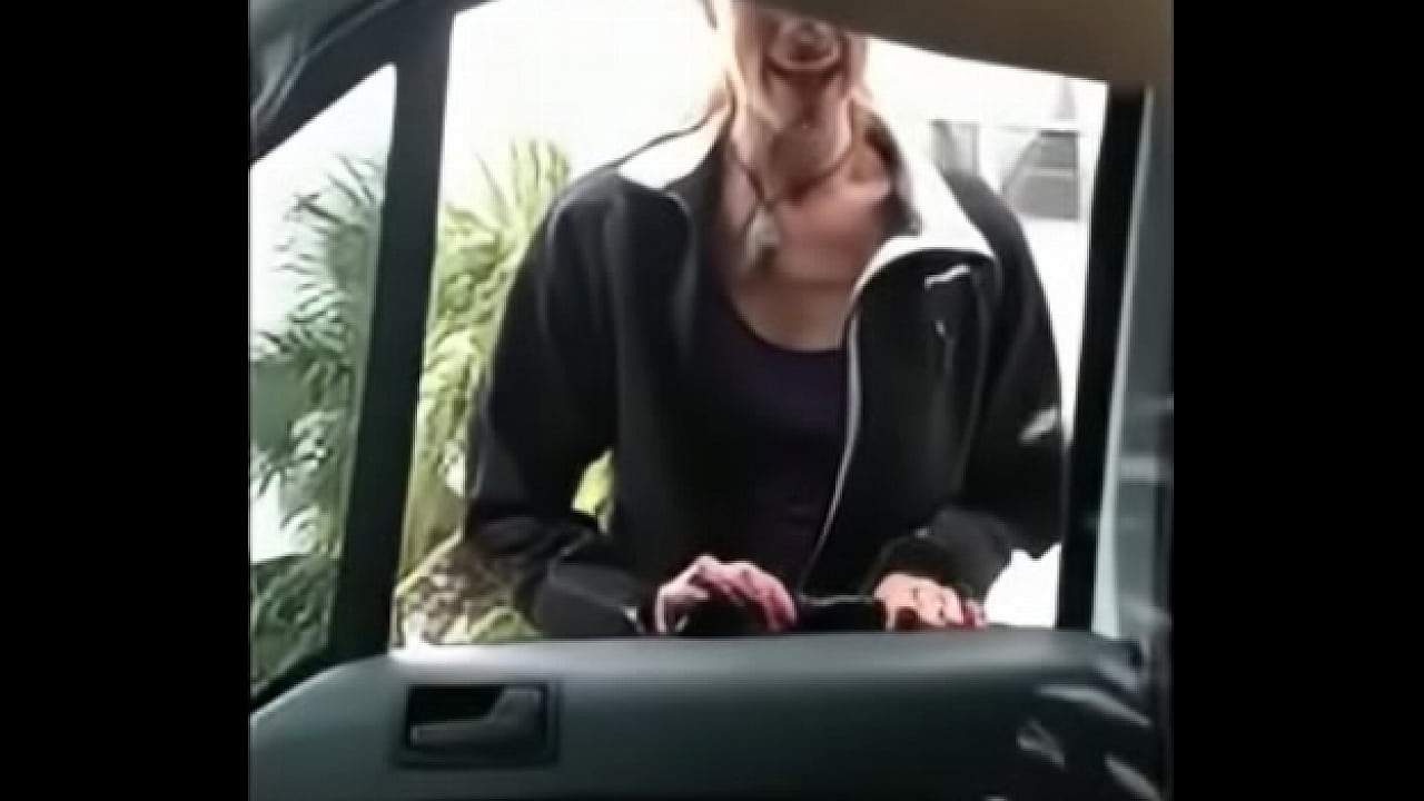 exhibitionist receives help proposal from a passerby and cum in front of her