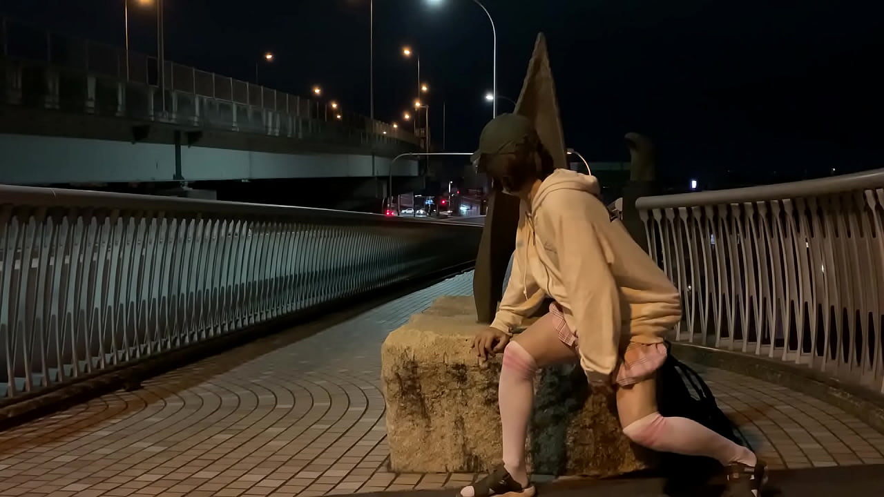 女装まゆ国道脇で露出