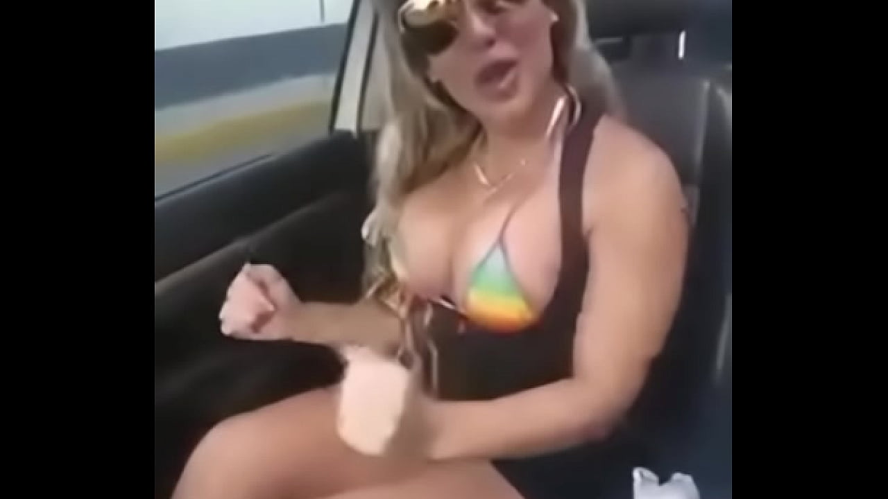 Chica sexy bailando como yo le doy en auto