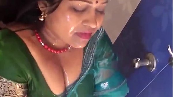 Hottest bathing by hot aunty