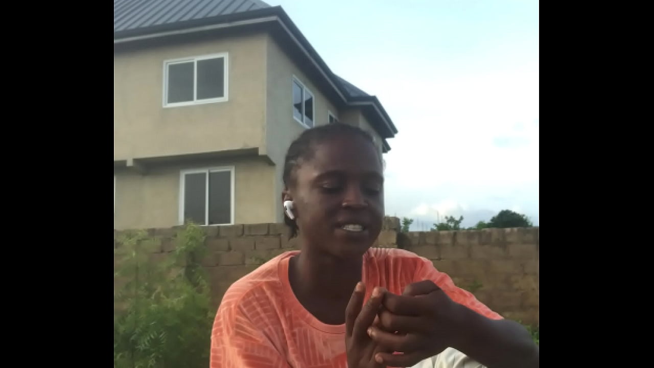 Crazybitch continue folding clothes whiles twerking