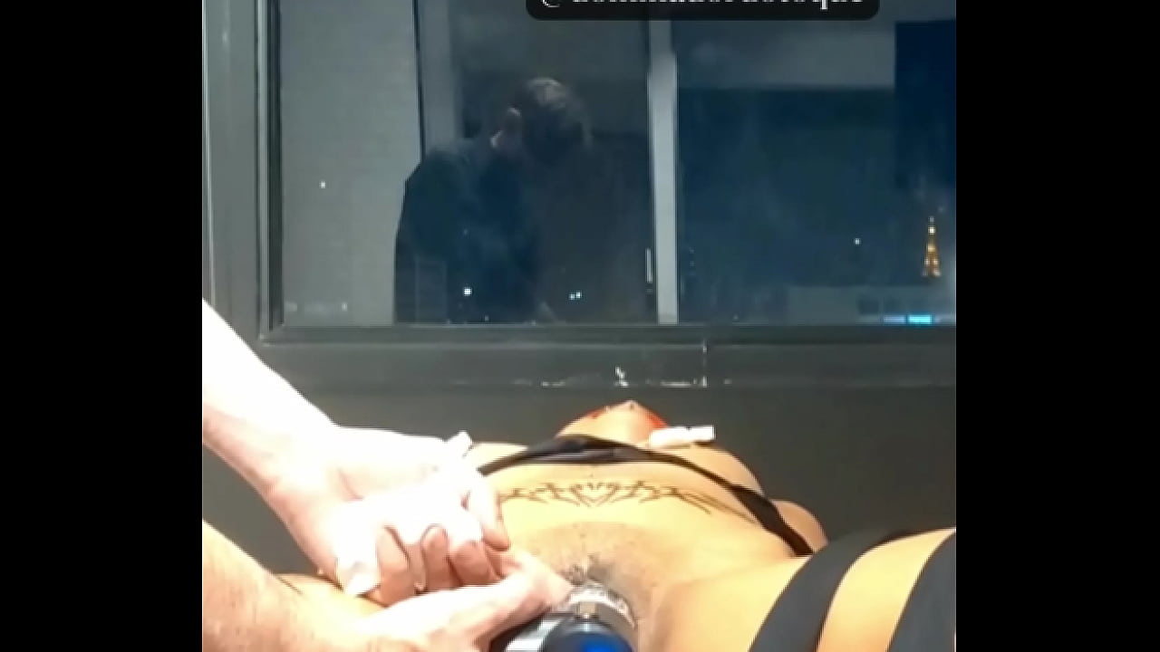 AMARREI A NOVINHA NA MESA E USEI V&Aacute;RIOS VIBRADORES AT&Eacute; ELA GOZAR