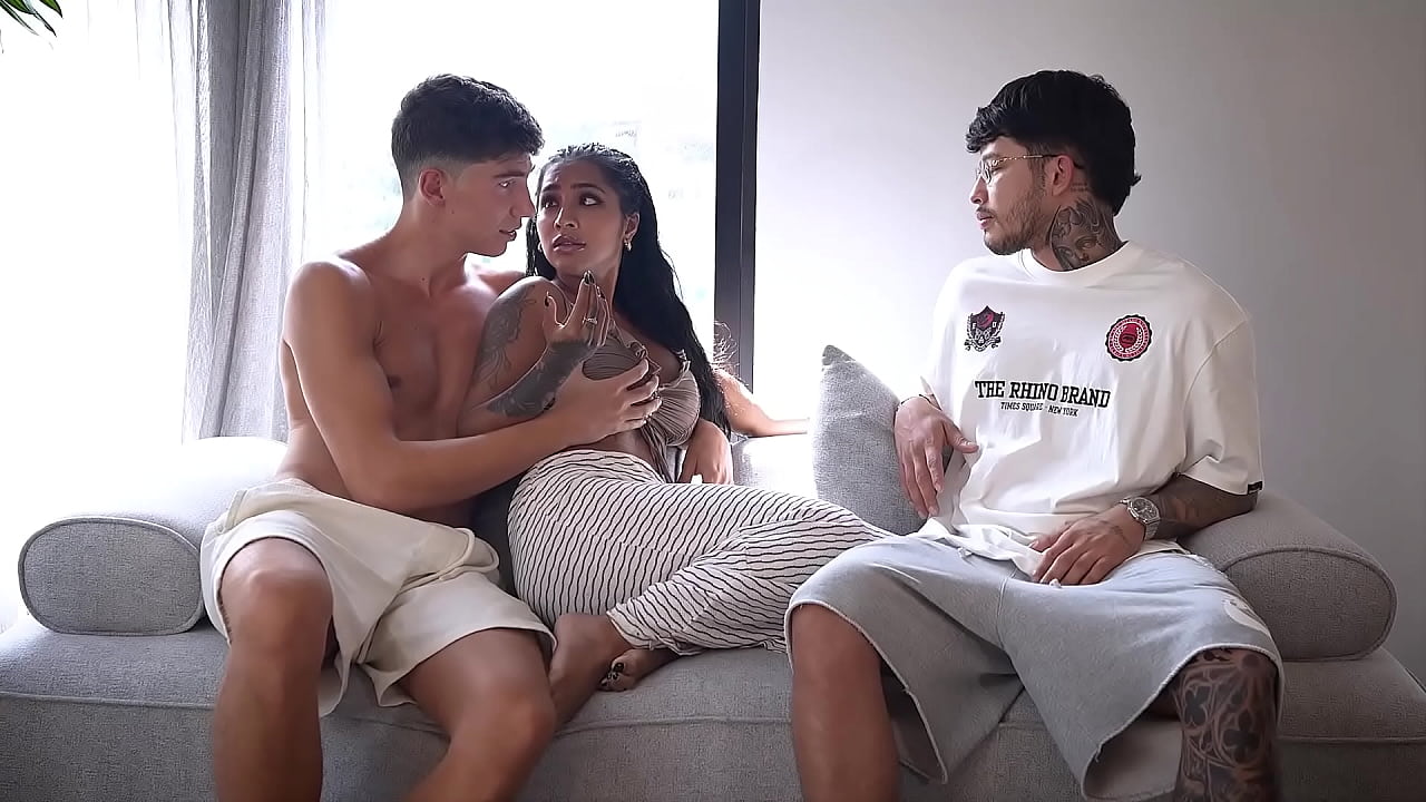 MI MARIDO ME COMPARTE CON EL CASERO PARA QUE NO NOS ECHE DE CASA SEXO ANAL- YASMINA KHAN