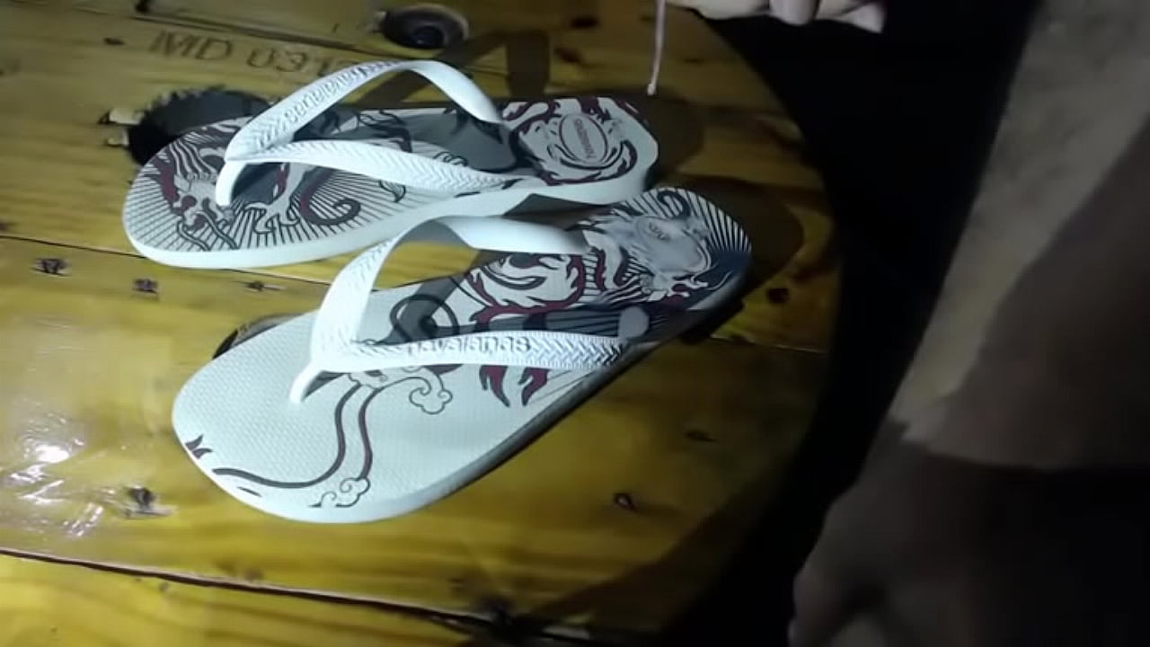 Punheta e gozada nas minhas havaianas maravilhosas