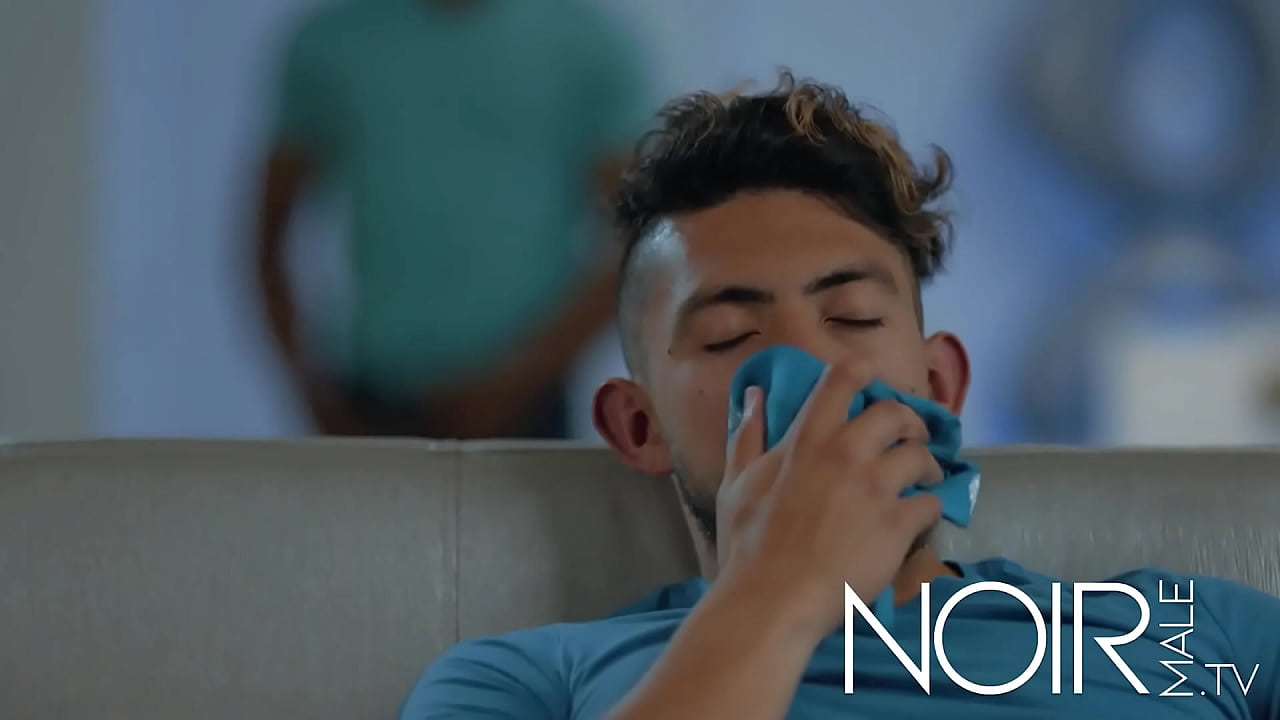 Mi compa&ntilde;ero de piso tiene la polla demasiado grande, creo que no me cabe en el culo