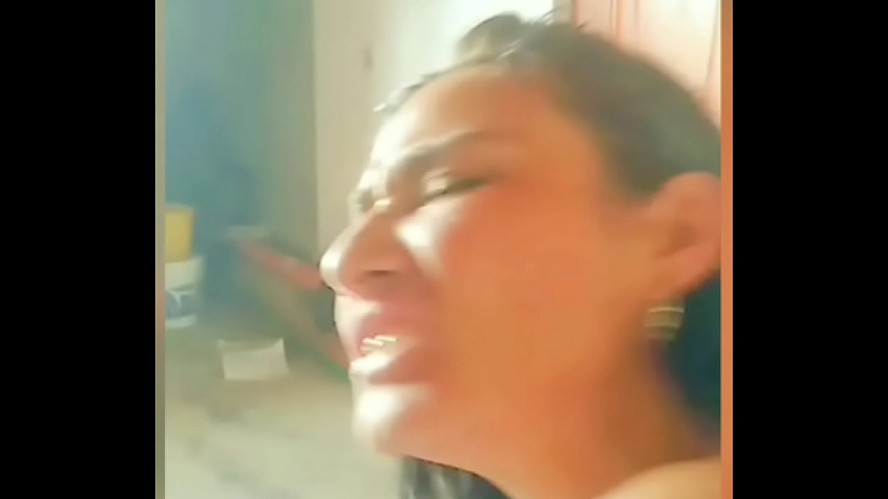 Milf infiel se deja follar de perrito mientras el marido no est&aacute;