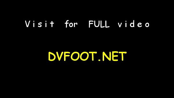 Hotty offers her feet to dude