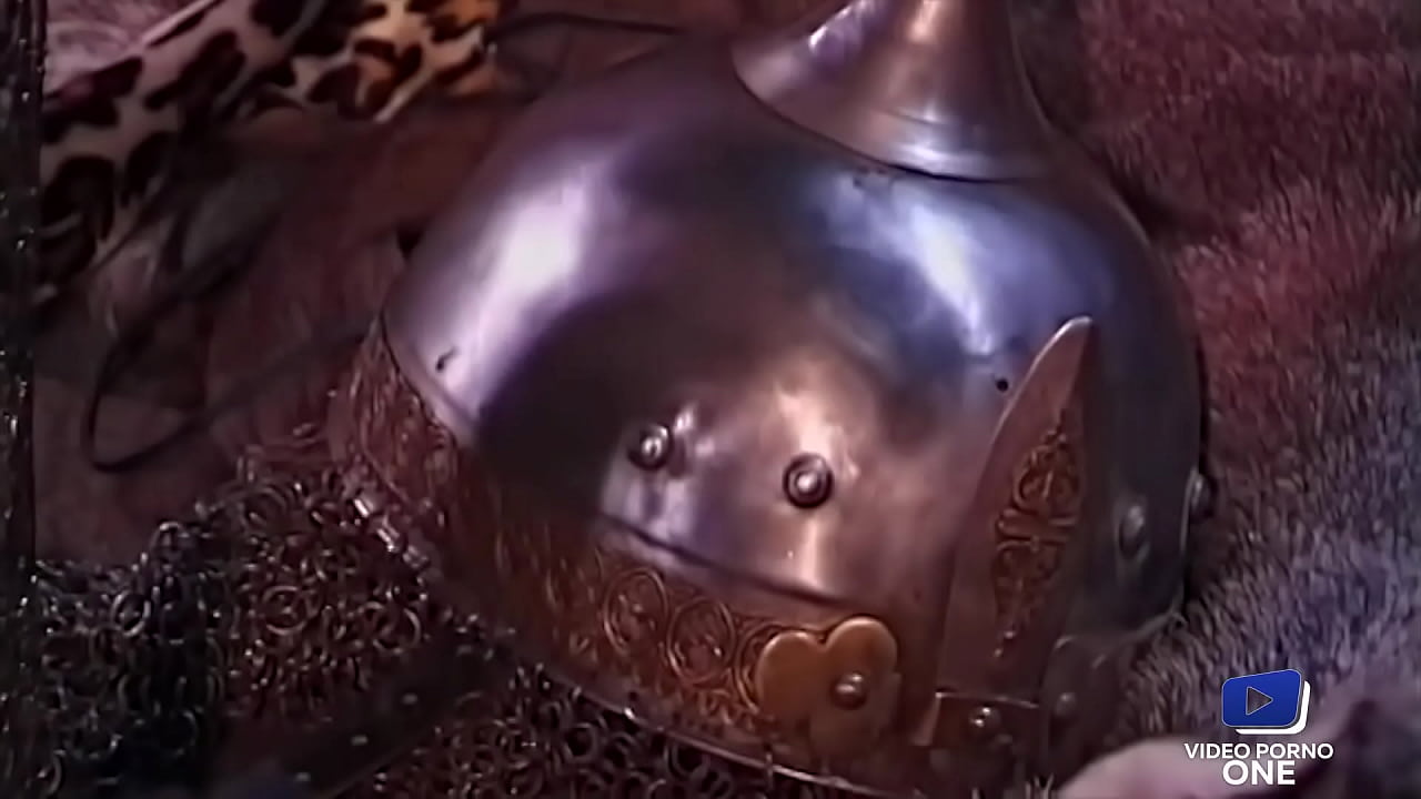 Brunette aux gros seins trompe le chef de village all&egrave;grement