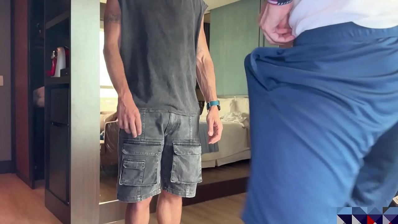 El franc&eacute;s del hotel ten&iacute;a la verga gigante y me hizo gemir como perra!