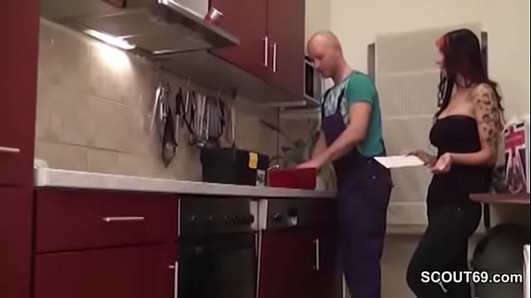 Deutsches Teen leasst sich vom Klempner ficken