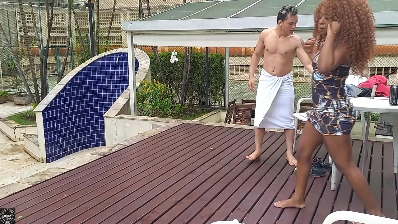 Quase me afhoguei pela morena que tava na piscina, ela aproveitou e fez boca e buceta em mim