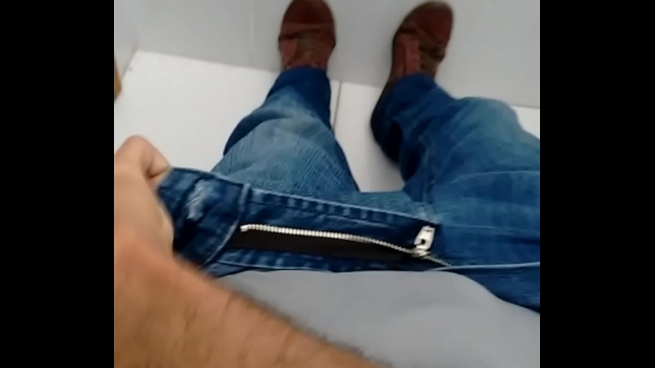 Eu batendo punheta no banheiro do trabalho