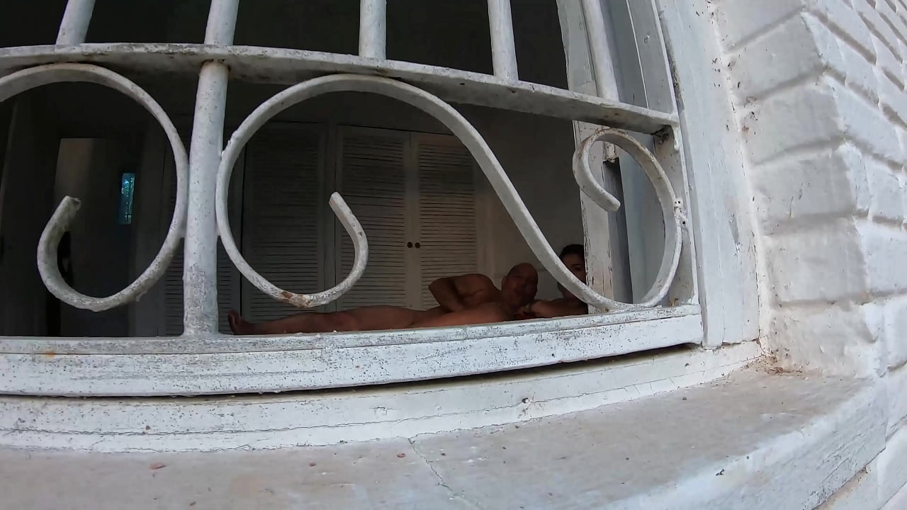 Vizinho tarado filma Victoria Dias fazendo sexo