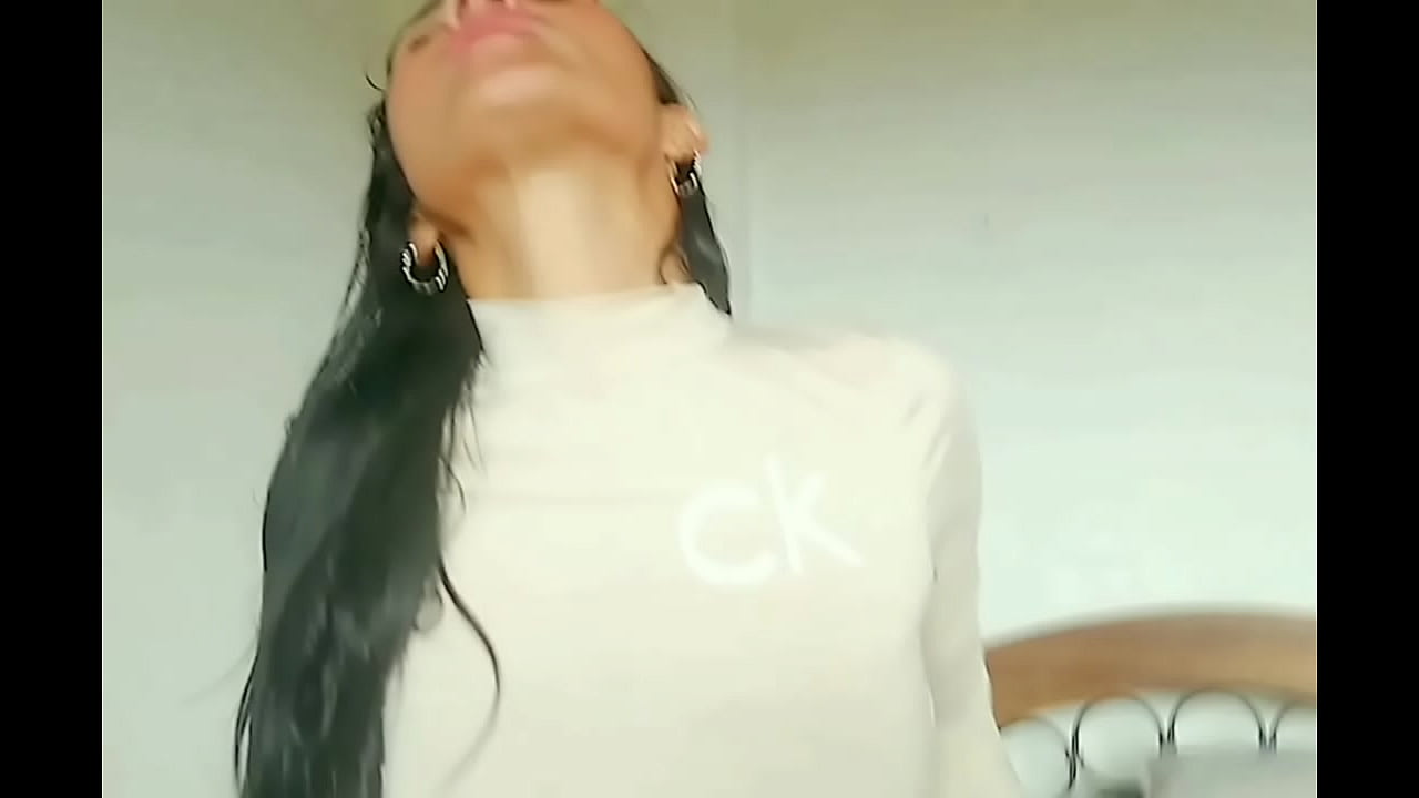 Hoy Mi amiga me invita a su casa para darme algo pero en secreto subtitulado ingl&eacute;s