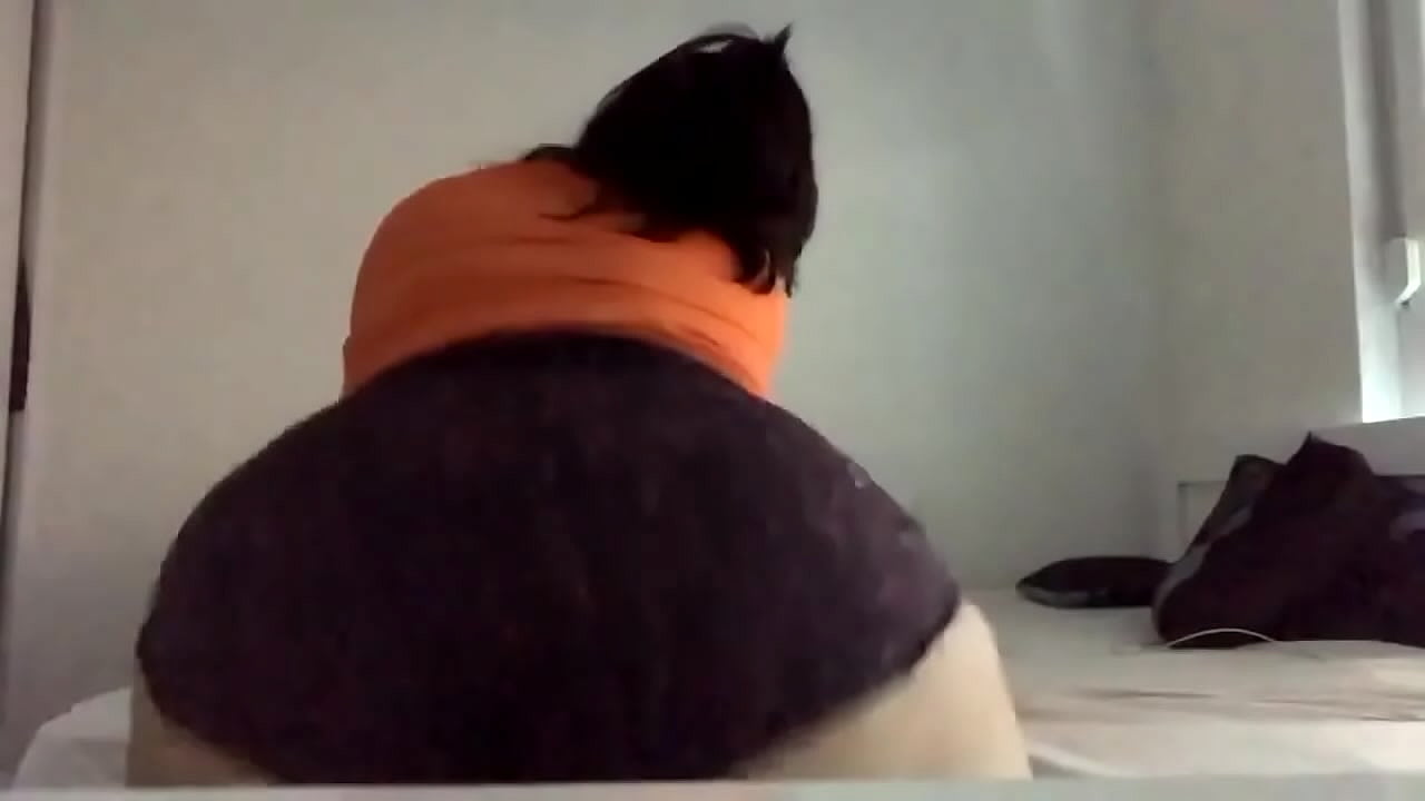 Big booty girl twerking