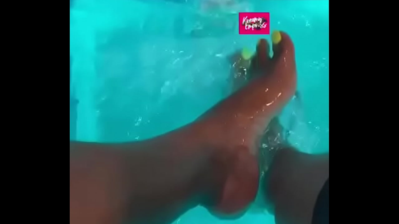 Bbw gets pedicure