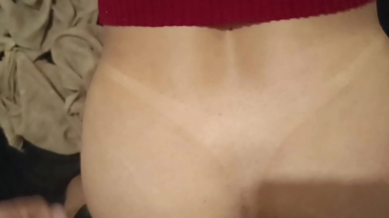 Ele me colocou de quatro e meteu no meu cu com for&ccedil;a e sem camisinha! Muito gostoso e prazeroso! Assim que eu gosto de gozar. Melhor que na buceta