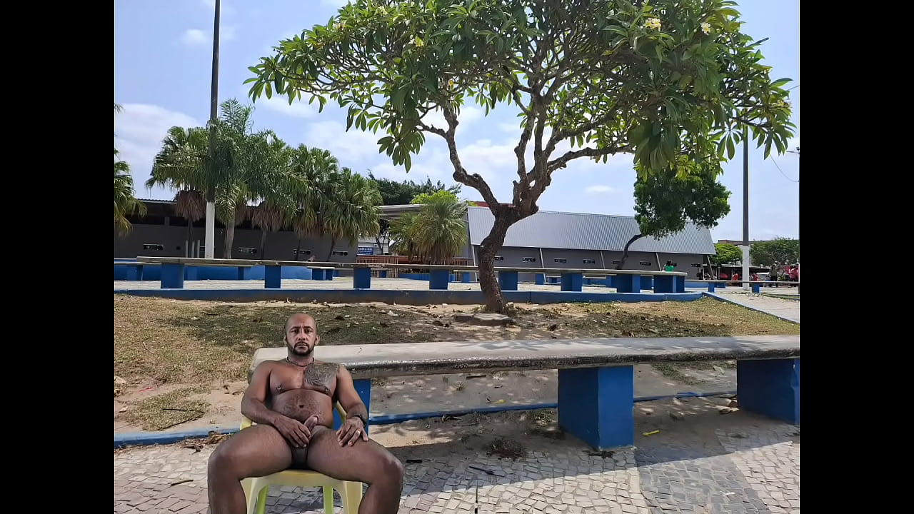 EXIBINDO O MEU DOTE EM VARIAS PRA&Ccedil;AS PULBLICAS