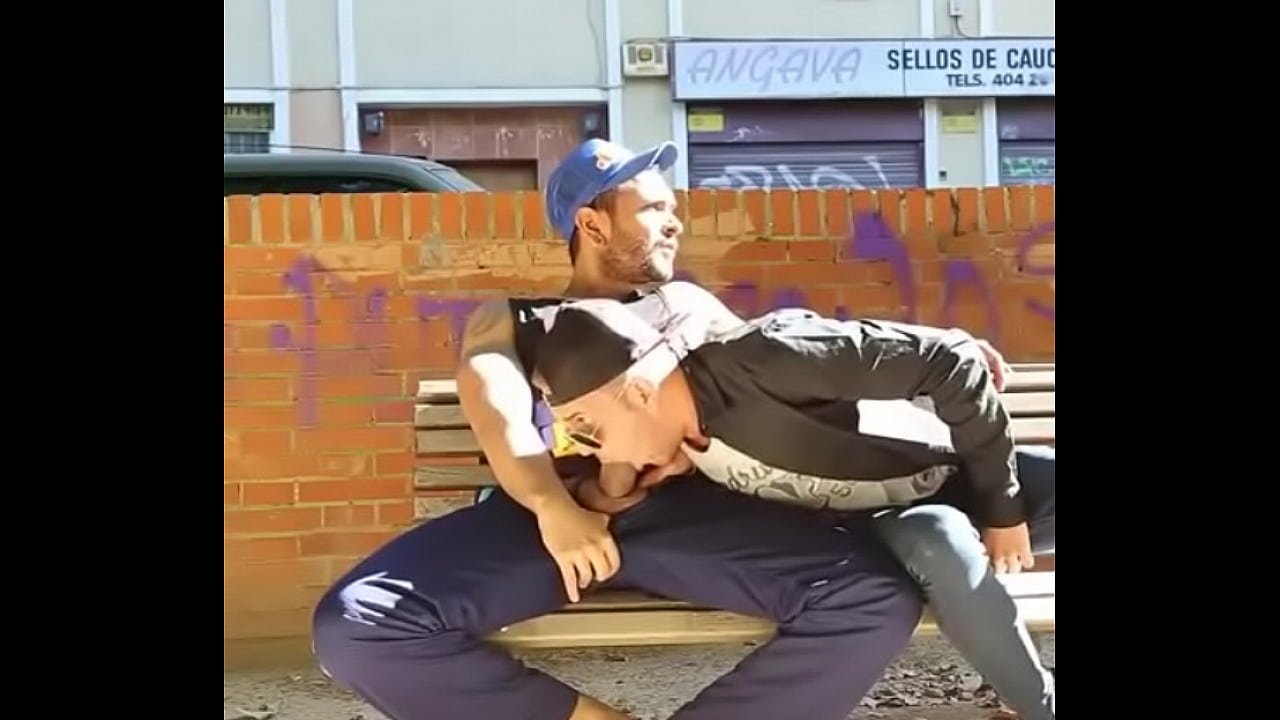 V&iacute;deo- Chupou o pau do oper&aacute;rio dotado na rua - Famosos Nus