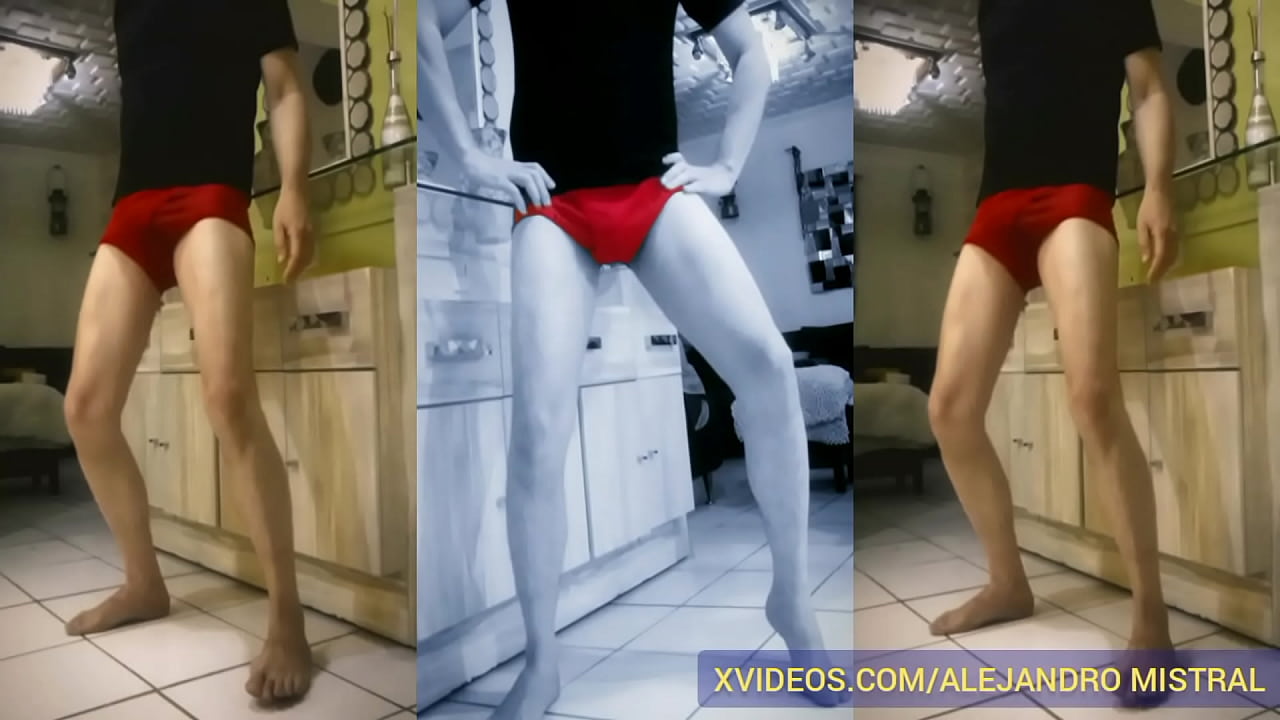 Sexy aficionado se pone a mover la verga al ritmo de la m&uacute;sica video gay fetichismo