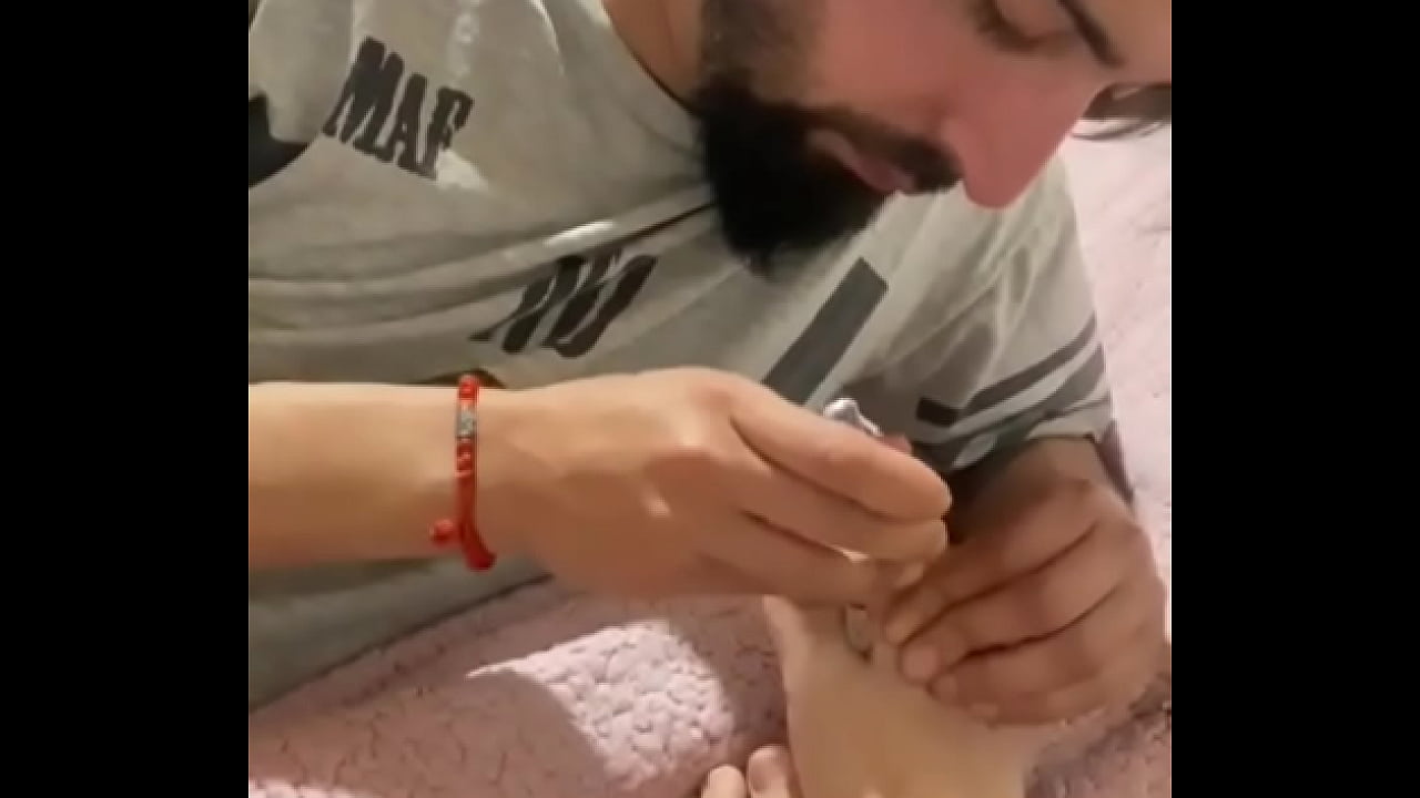 A una reina se la trata como se merece, no les gustaria verla hacerme una paja con esos piesitos hernosos ?