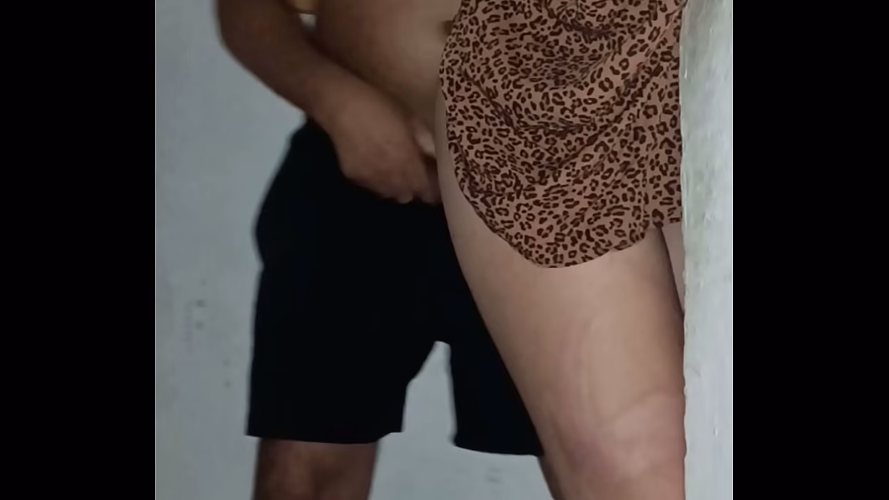 Carnaval 2026 - Brasileiras Safadas fazendo Sexo em p&uacute;blico - Sexo arriscado no meio da putaria e escadas do condom&iacute;nio! 100% Amador Real