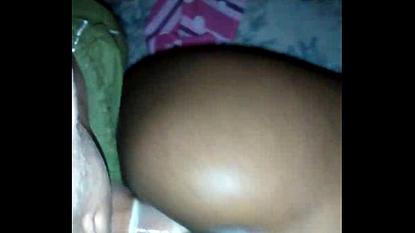 Pauz&atilde;o sendo enfiado na bunda da novinha