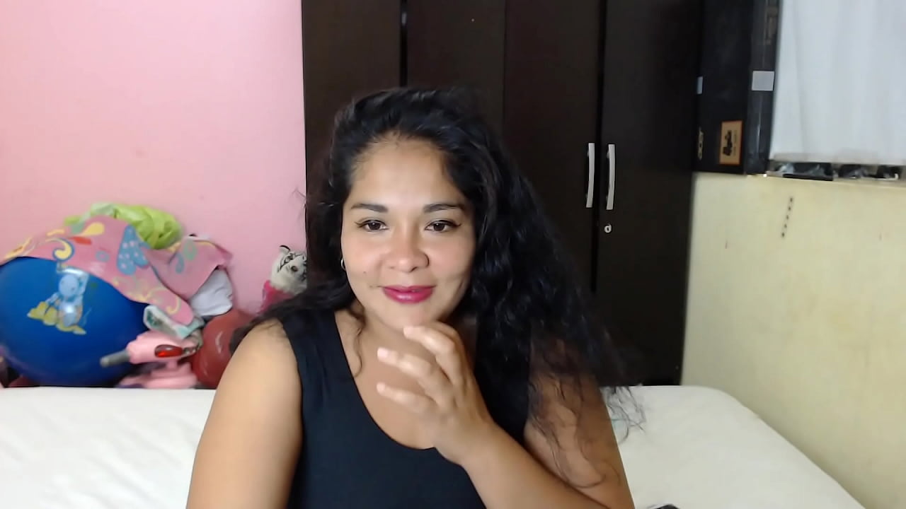 Sexy influencer y webcamer latina posa para todos sus seguidores completamente desnuda