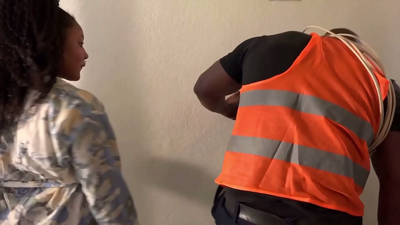 Mon d&eacute;pannage &agrave; domicile du t&eacute;l&eacute;viseur a conduit aussi au d&eacute;pannage de ma chatte en manque de p&eacute;n&eacute;tration profonde et une envie particuli&egrave;re de baisser mon technicien abonnez vous pour la suite!