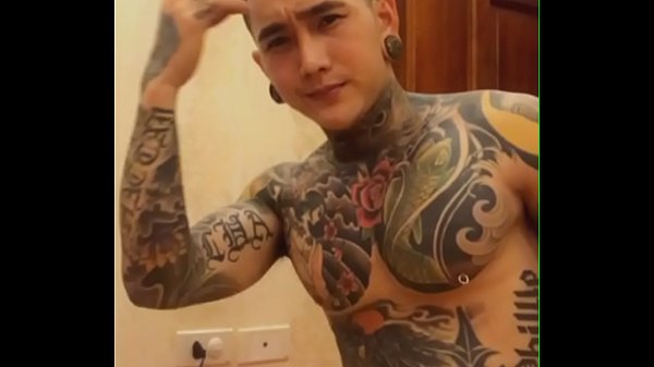 Hotboy xăm trổ show h&agrave;ng tr&ecirc;n Blued gợi t&igrave;nh