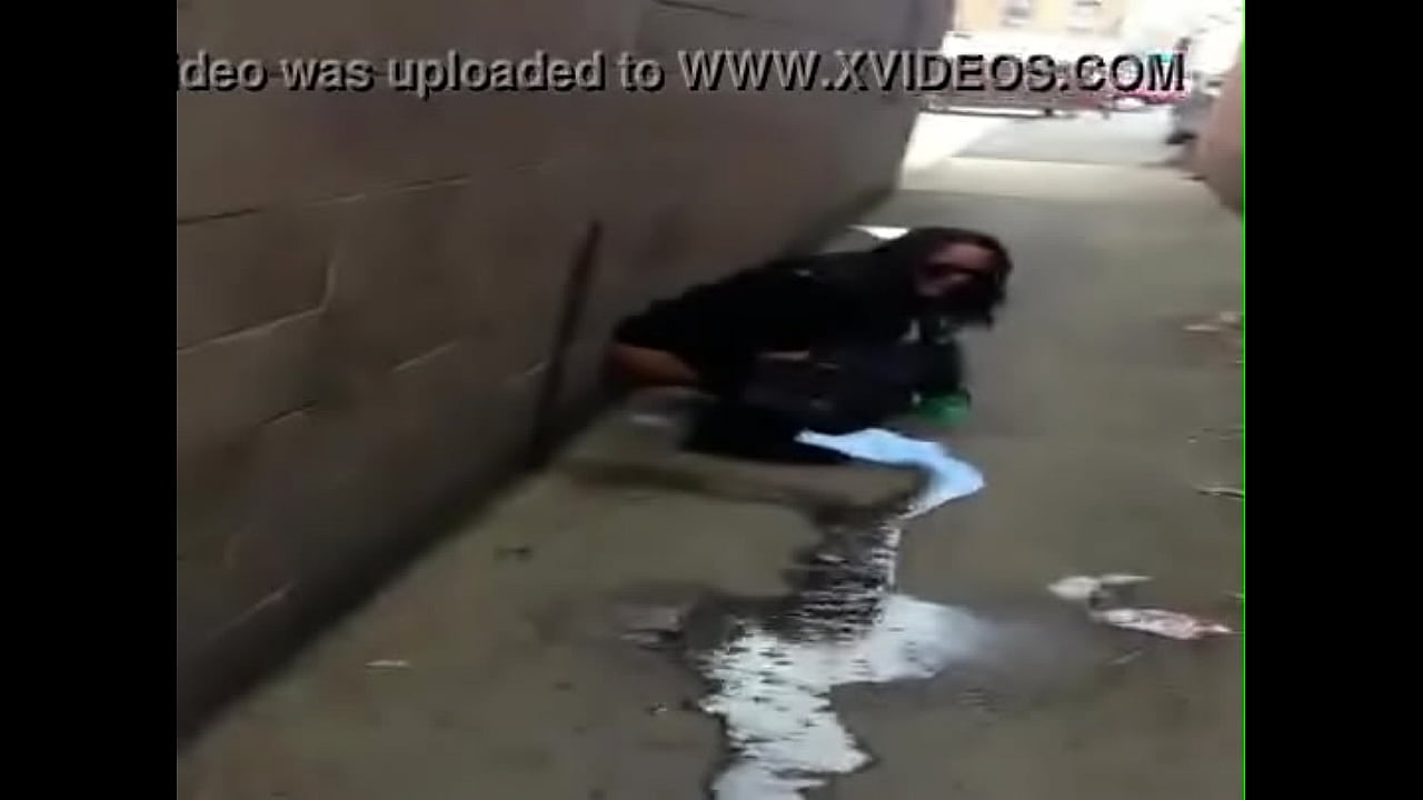 homemade- two party girls need an urgent pee at side road