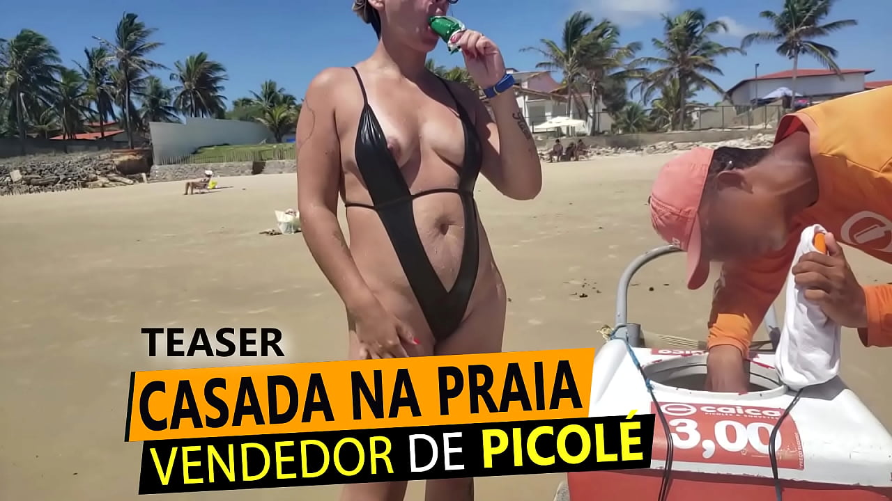 Casada Safada de maio socado no cuzinho se exibindo para vendedor de sorvete na praia do nordeste