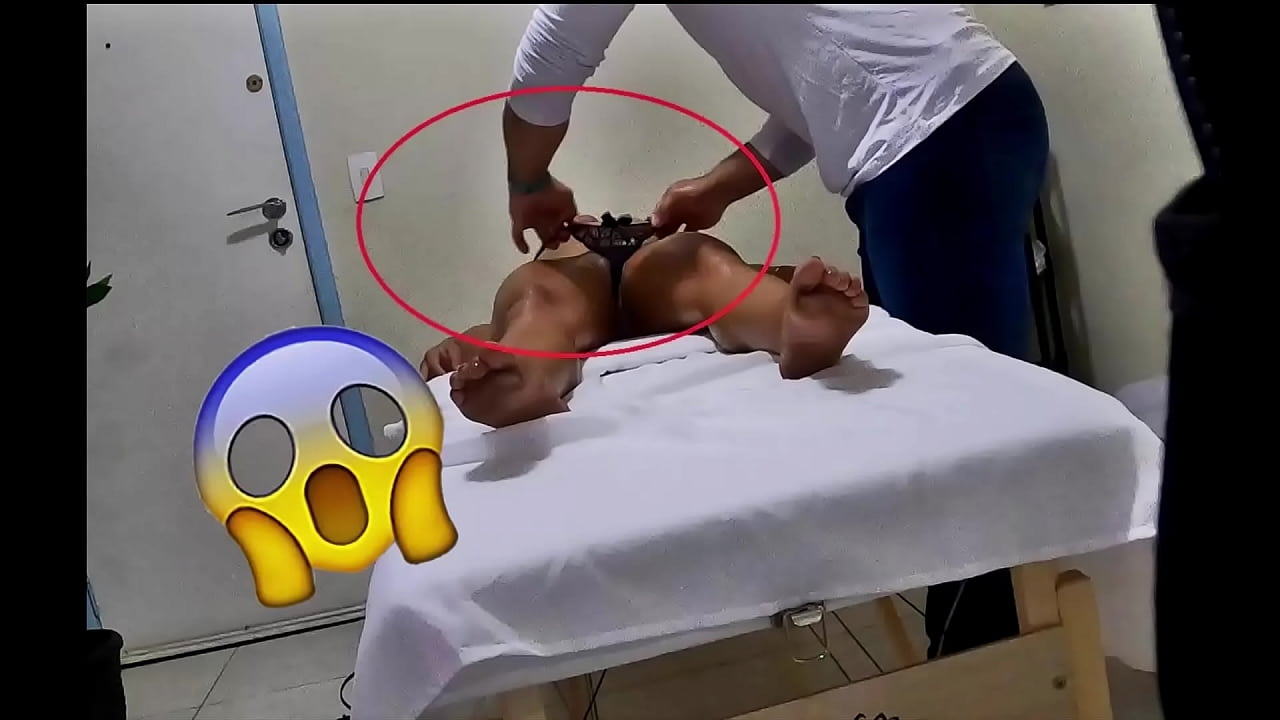 Massagista fodeo suas clientes durante a massagem