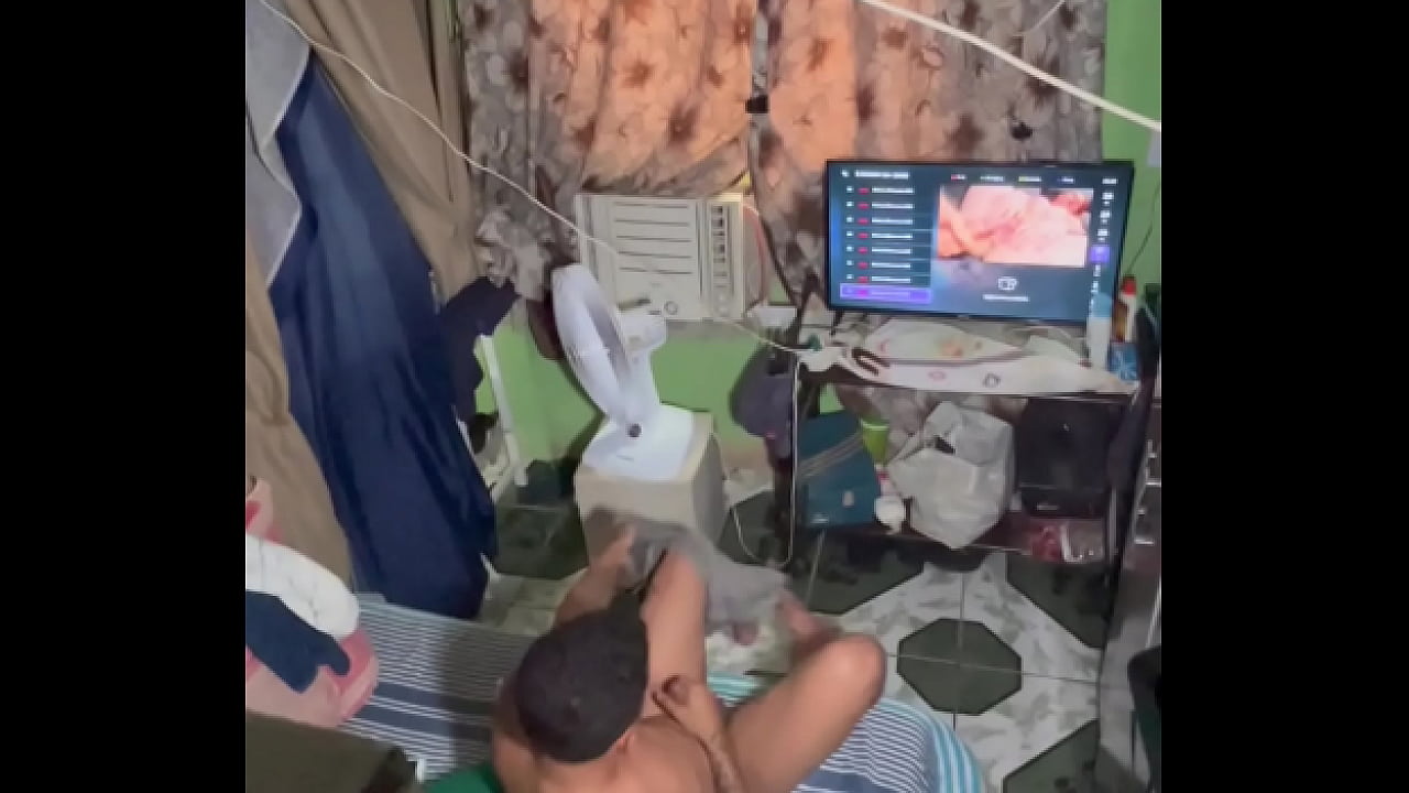 Fui pego no flagra batendo punheta