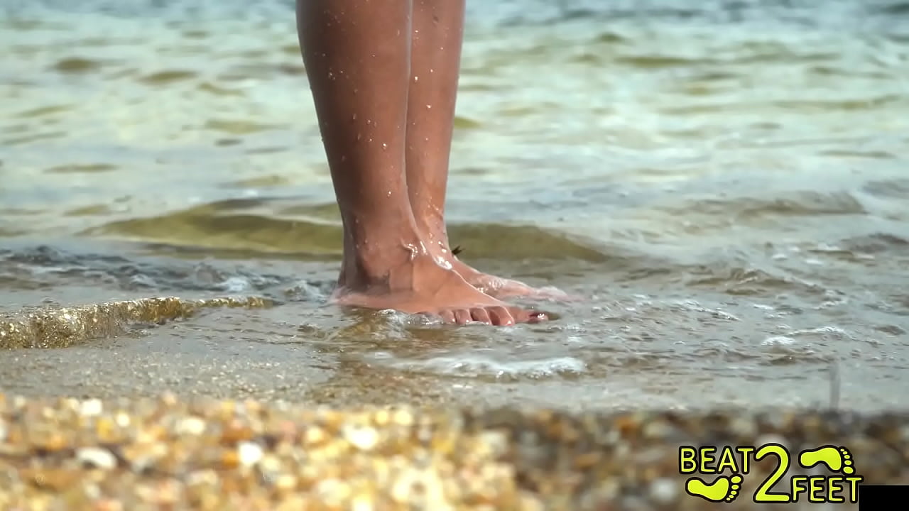Giggles' Feet Get Sandy At The Beach On Beat2FeetCom