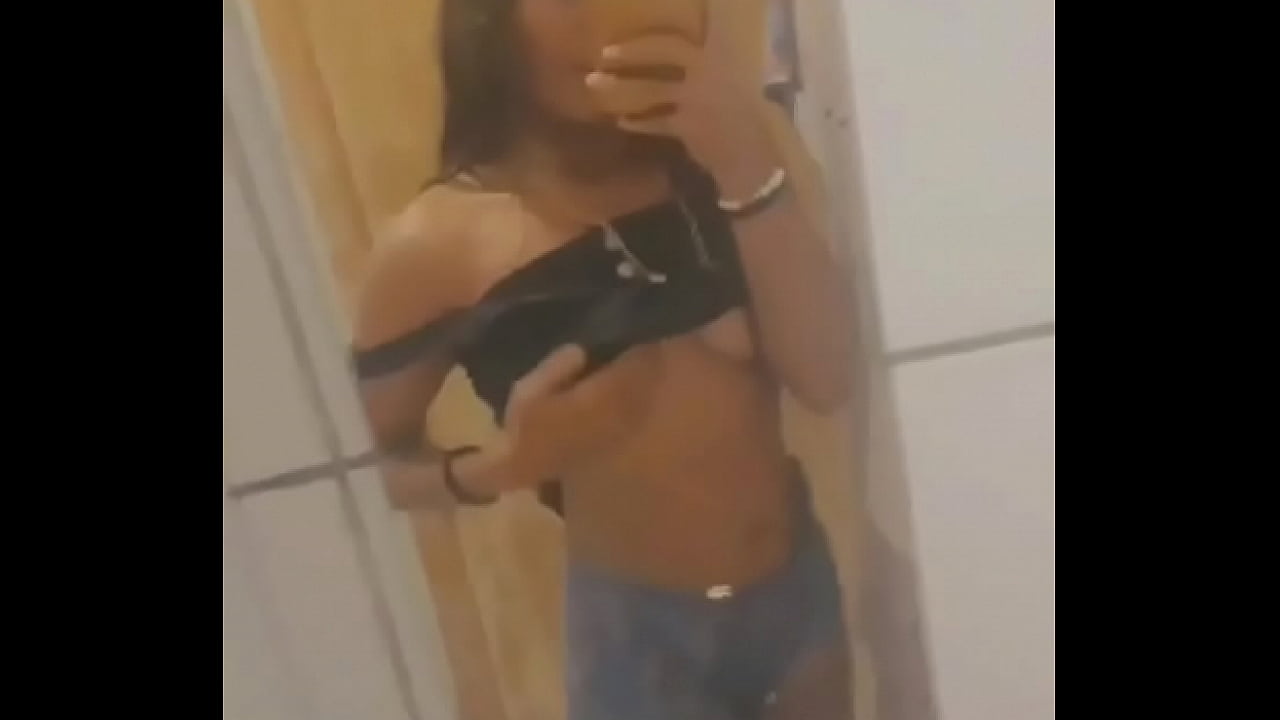 Mostrando  os peitos safada demais pervertida indiazinha