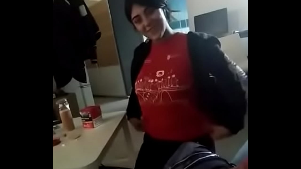 20 a&ntilde;itos y le encanta comer pollas grandes y atragantarse con ellas