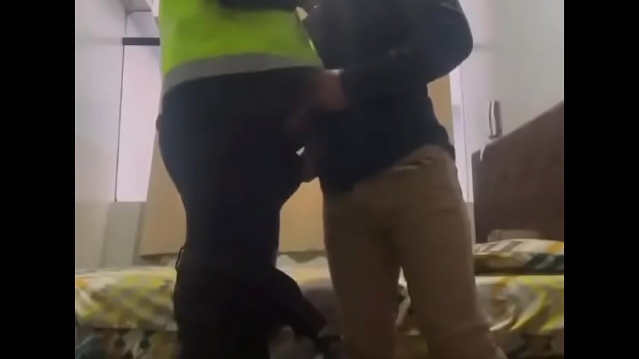 Jovencito es encontrado por un polic&iacute;a haciendo cruising, el joven lo coquetea y lo invita a coger pero el poli mejor pre...