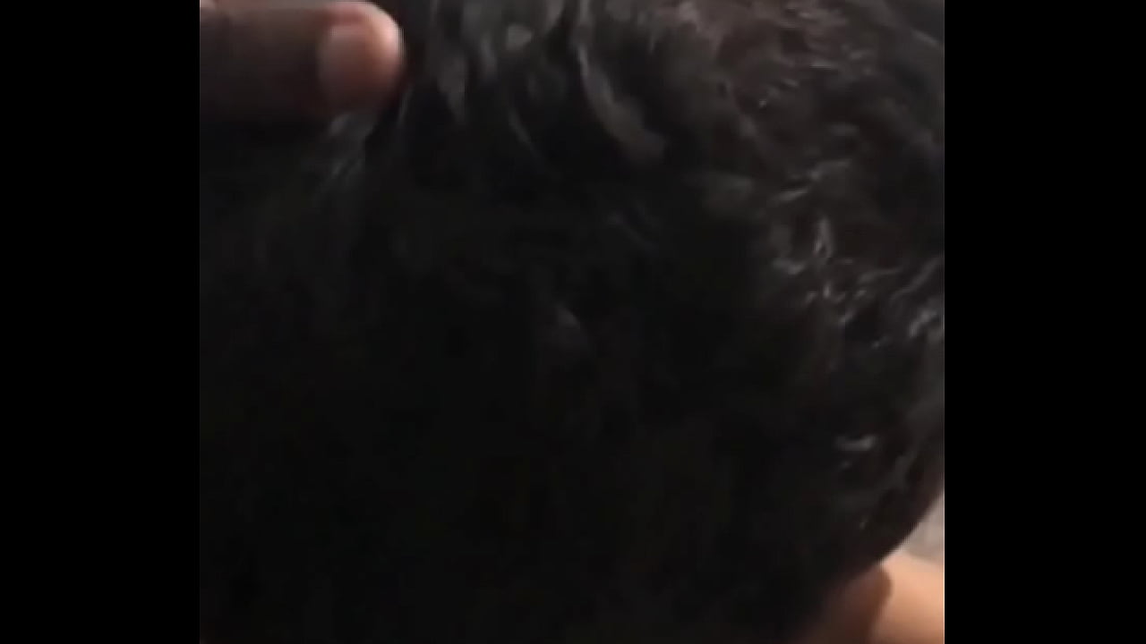 Meu novo vizinho ficou louco no meu boquete e ainda me deu leite na boca.