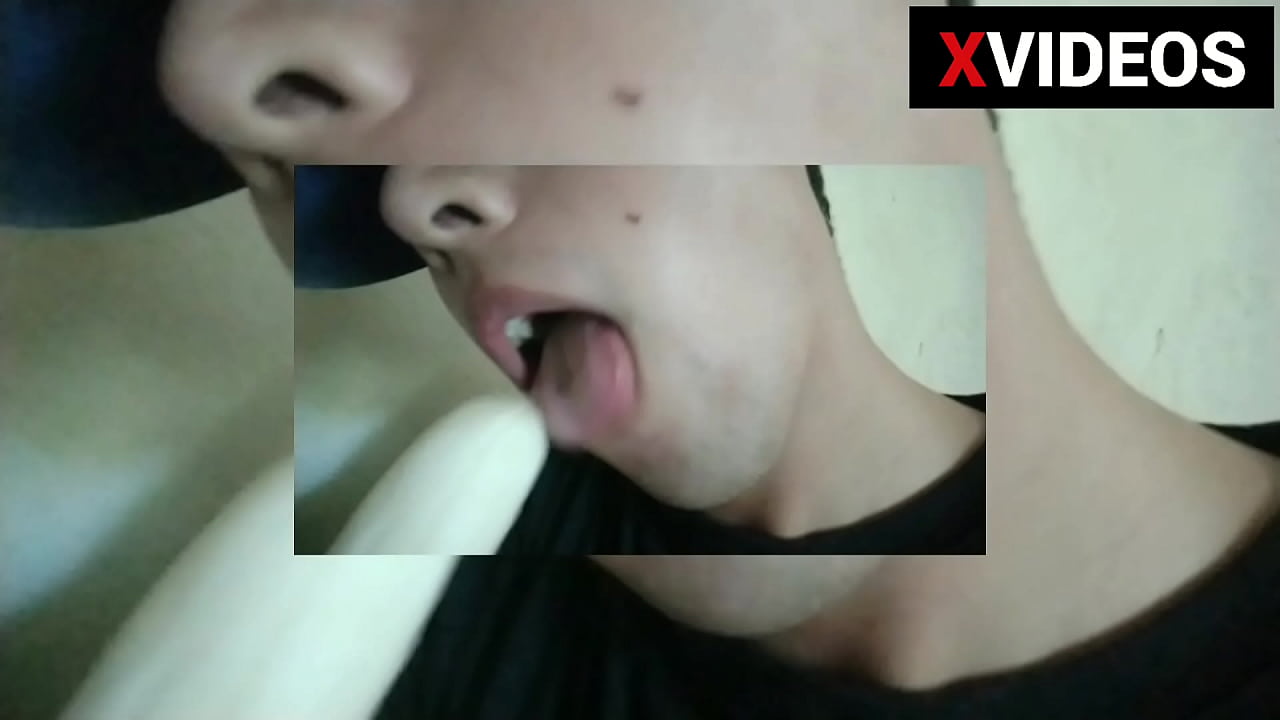 Chavito meti&eacute;ndose una banana en la boca y la chupa rico!