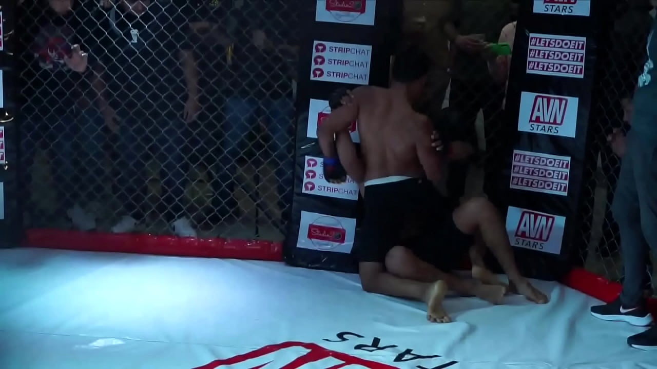 evento deportivo con modelos webcam y peleadores de artes marciales mixtas