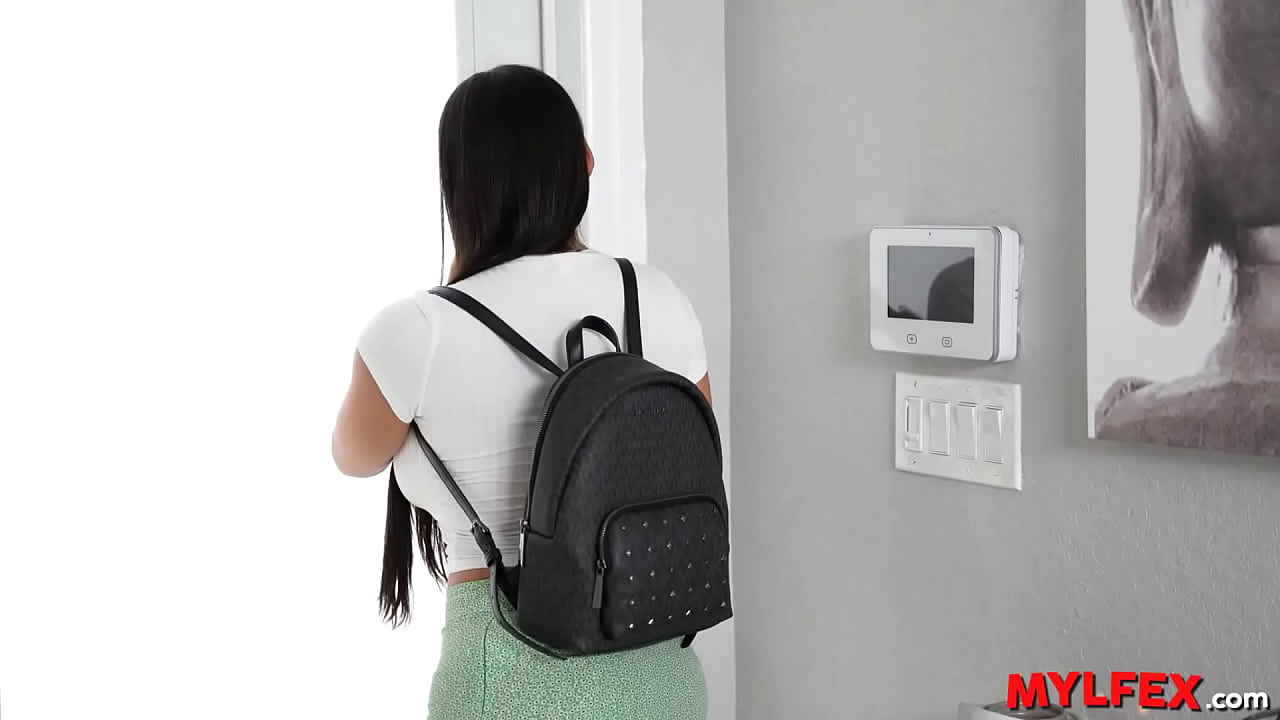 Naughty Milf Gets her Arse Stretched by a Man She Just Meet