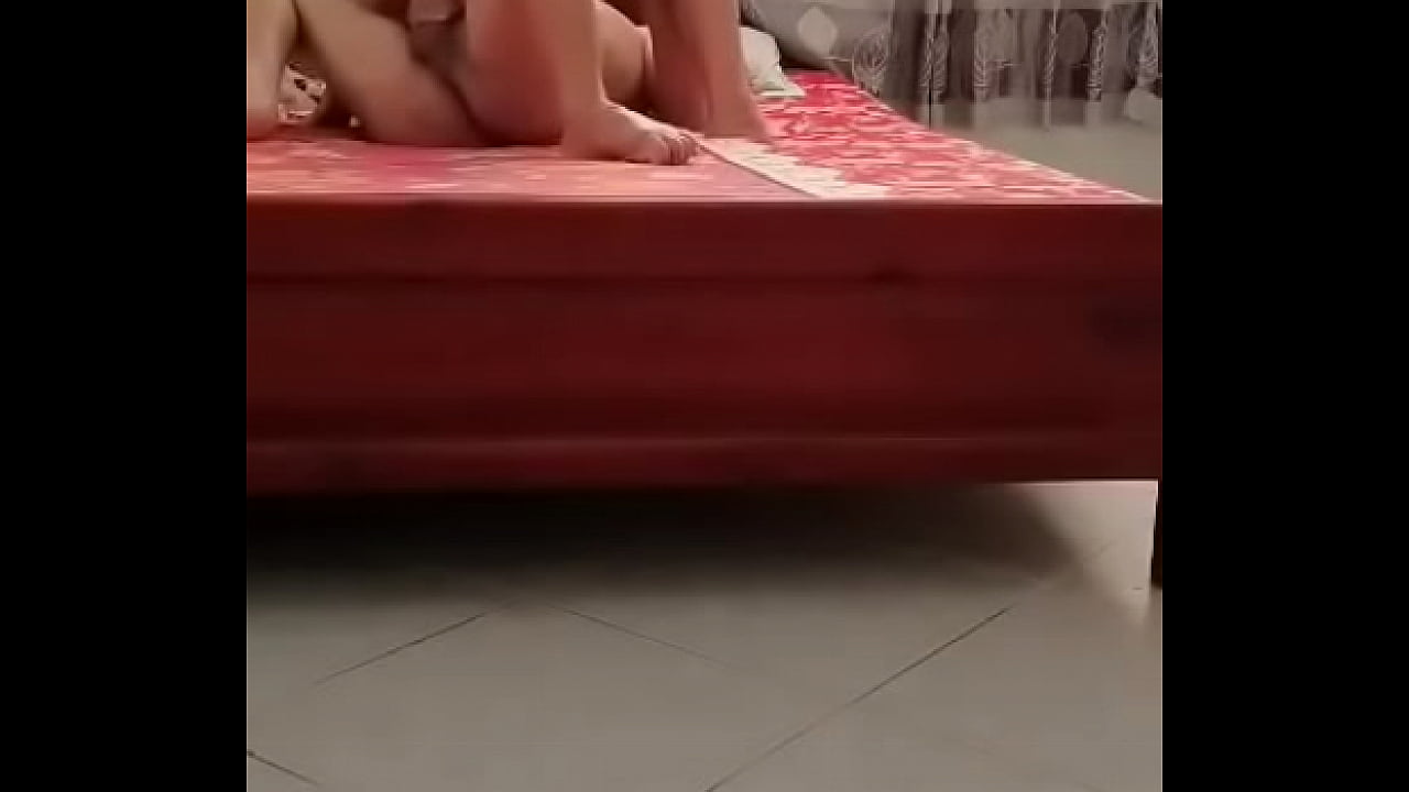 Vợ chịch bạn chồng ngồi xem