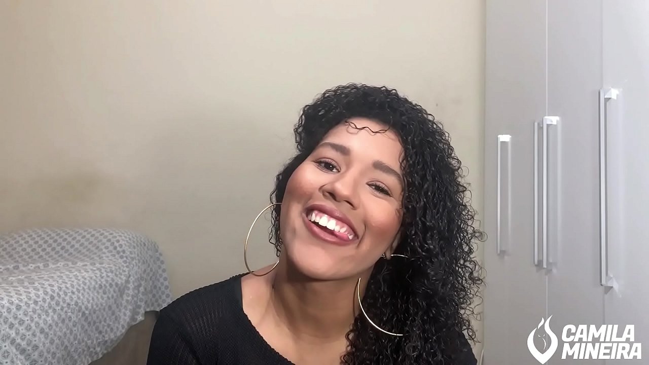 Novinha morena brincando com chantilly no corpo