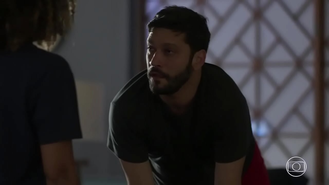 Armando Babaioff de cueca em Bom Sucesso