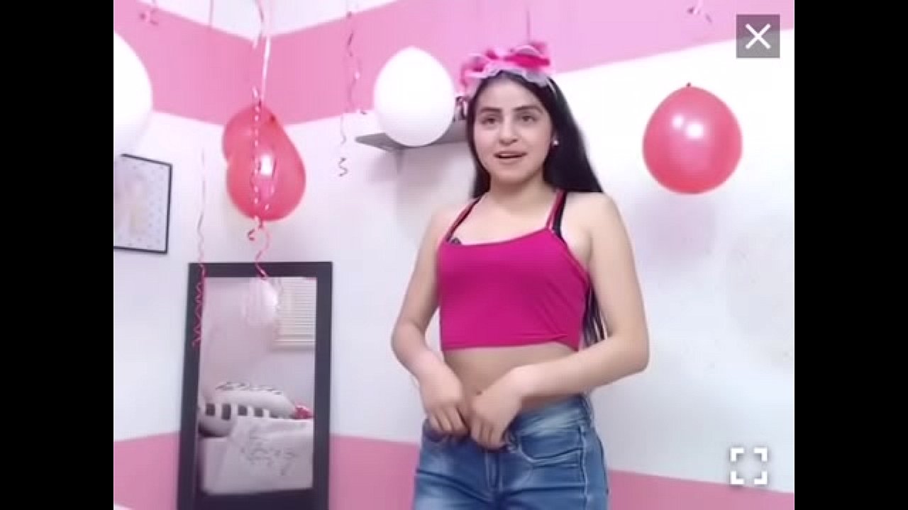 AshleySwiftt Shows hairy bush and tight booty on cam.