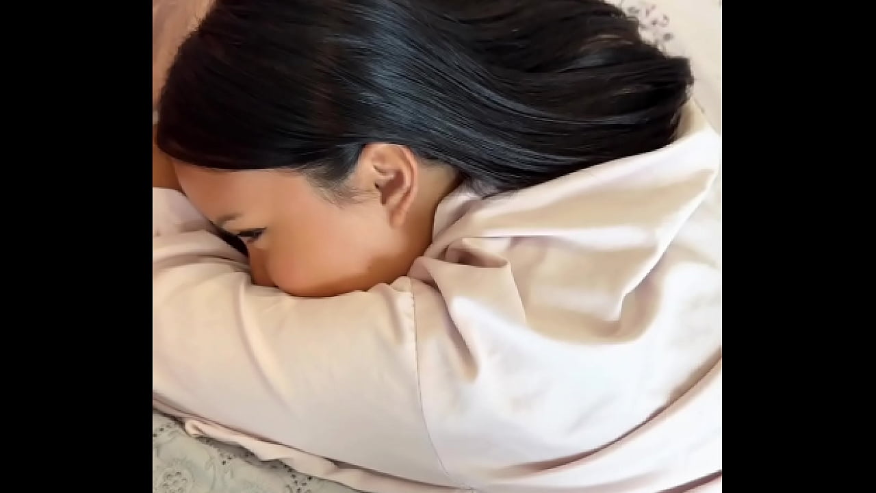 Gostosa asi&aacute;tica sendo fodida por seu tio pela manh&atilde;