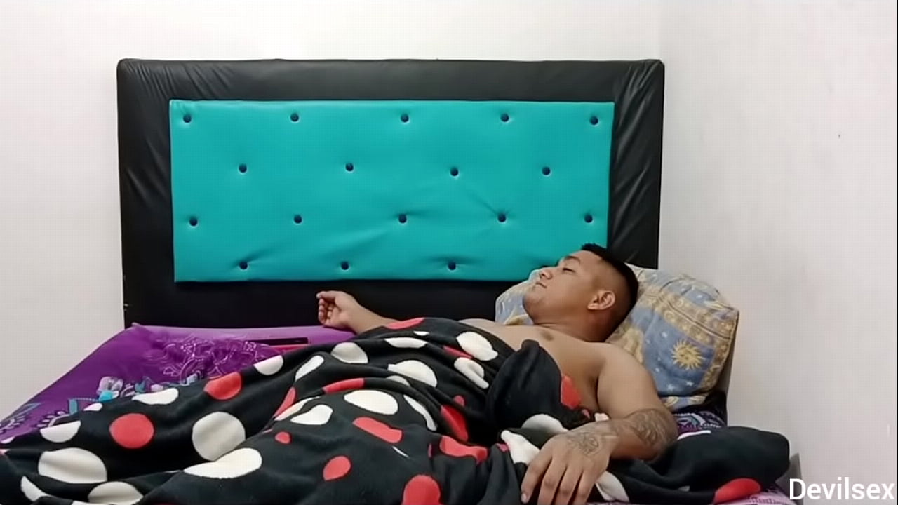 Follandole y chupando le el co&ntilde;o a mi hermanastra