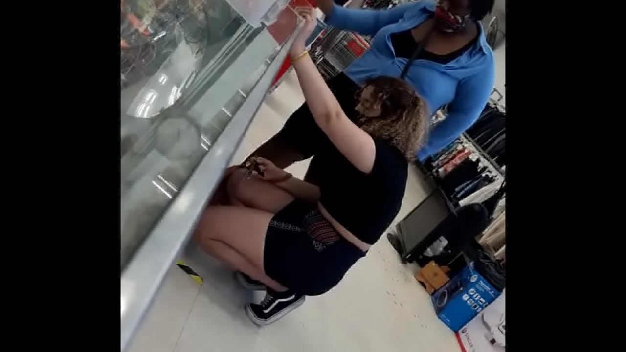 elle regarde en bas, je regarde son cul